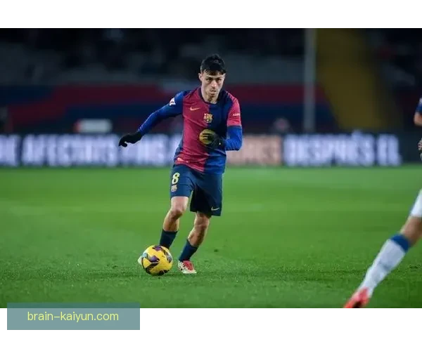 佩德里在世界中场排名中保持稳健状态，备受关注。