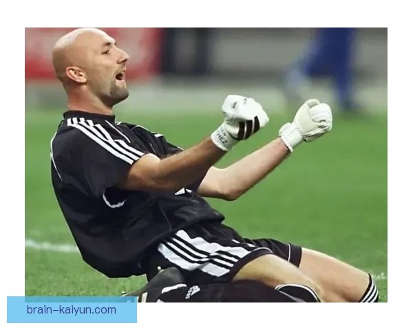 诺伊尔门将端表现稳健，防守端持续提升